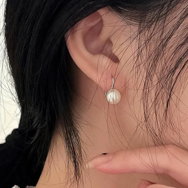 飾品加分: 圓潤珍珠耳環,在面相學中代表圓滿與貴人運。