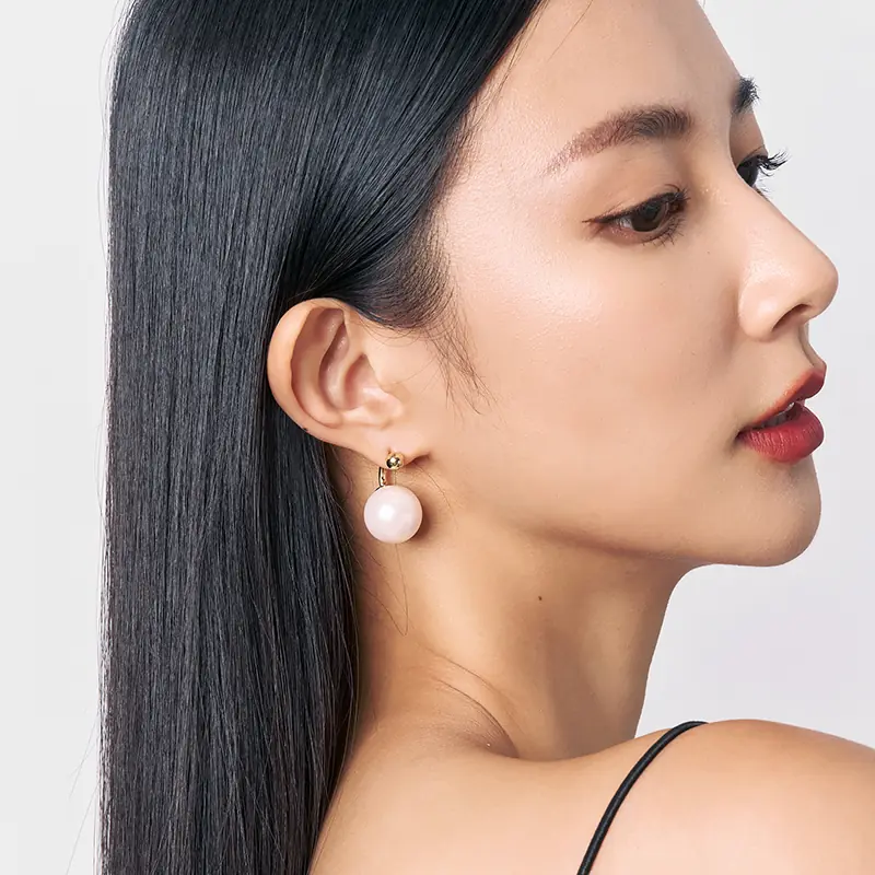 飾品加分: 圓潤珍珠耳環,在面相學中代表圓滿與貴人運。